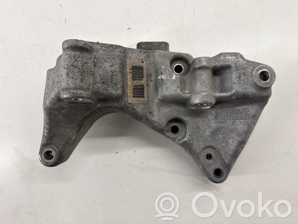 Volvo S60 Generator/alternator bracket 