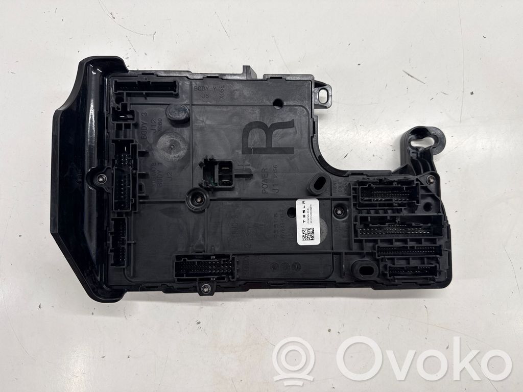 Tesla Model 3 Korin keskiosan ohjainlaite 