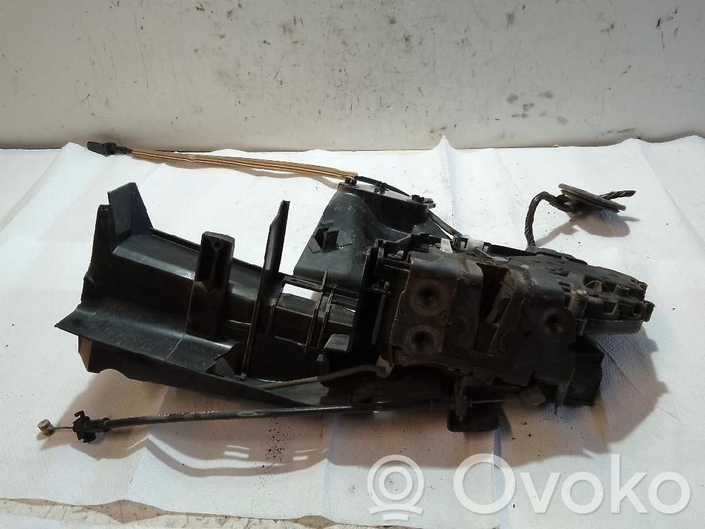 Ford Focus Priekšpusē slēdzene 