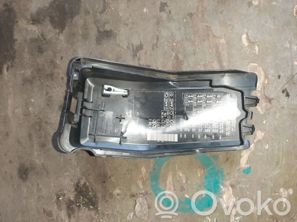 Volvo S60 Tapa de caja de fusibles 