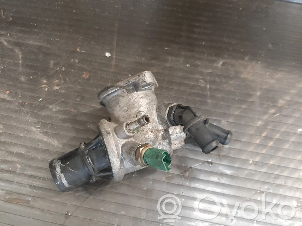Opel Zafira B Carcasa del termostato 