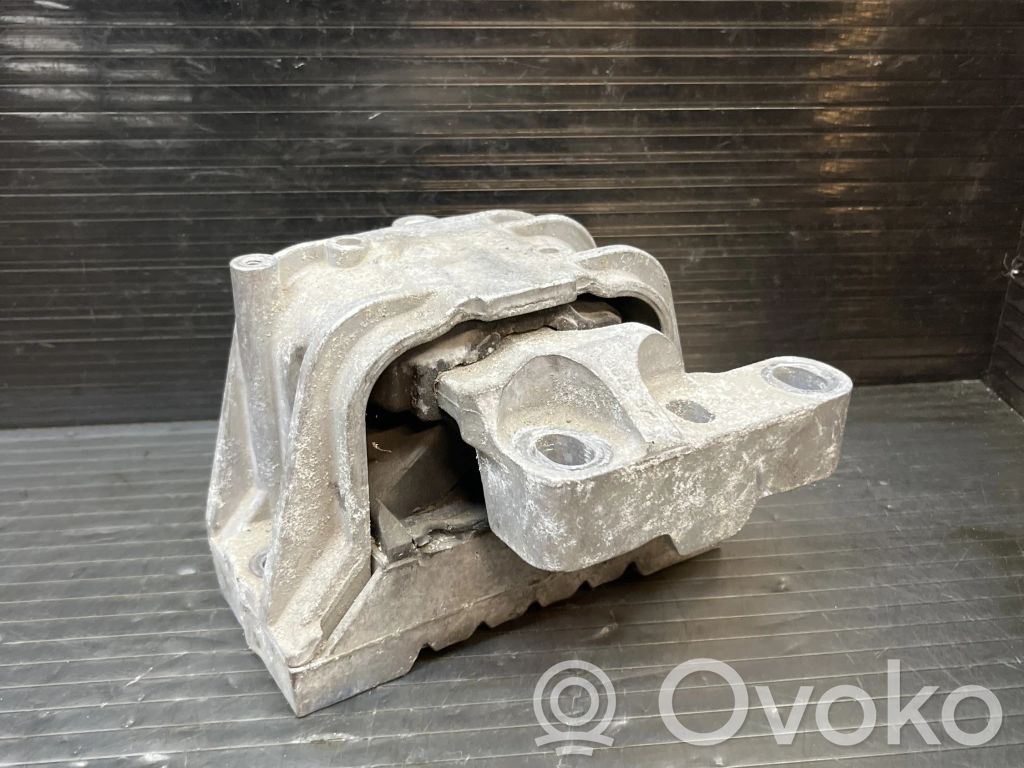 Volkswagen Caddy Engine mount bracket 