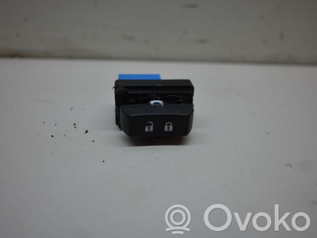 Opel Mokka X Central locking switch button 