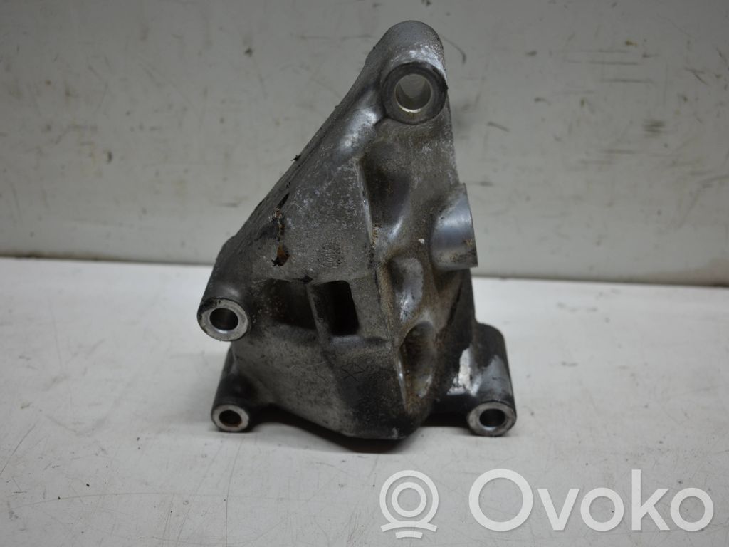 Chrysler Town & Country V Engine mounting bracket 