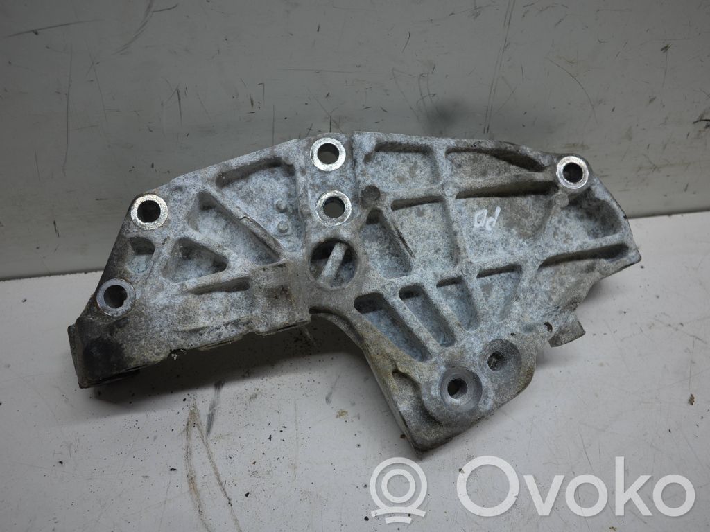 Opel Vivaro Engine mounting bracket 