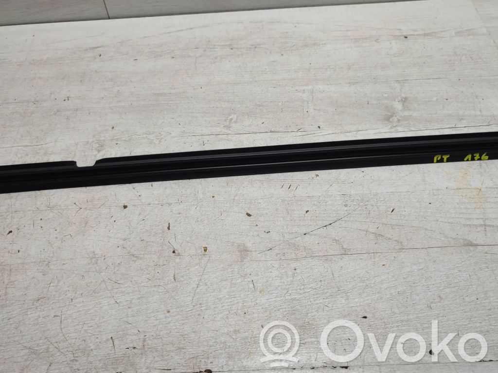 Mercedes-Benz A W176 Gumowa uszczelka szyby drzwi tylnych 