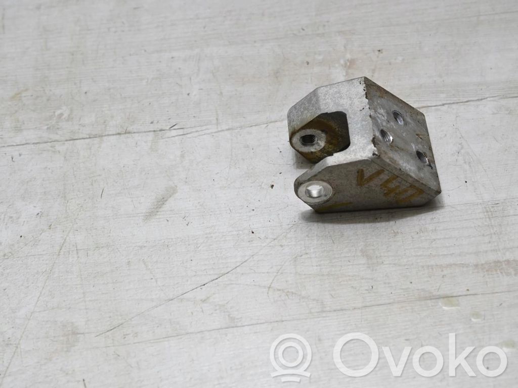 Volvo V40 Engine mounting bracket 