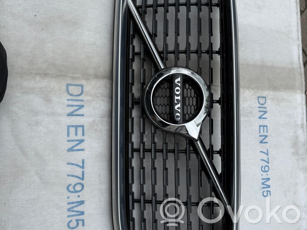 Volvo XC60 Maskownica / Grill / Atrapa górna chłodnicy 