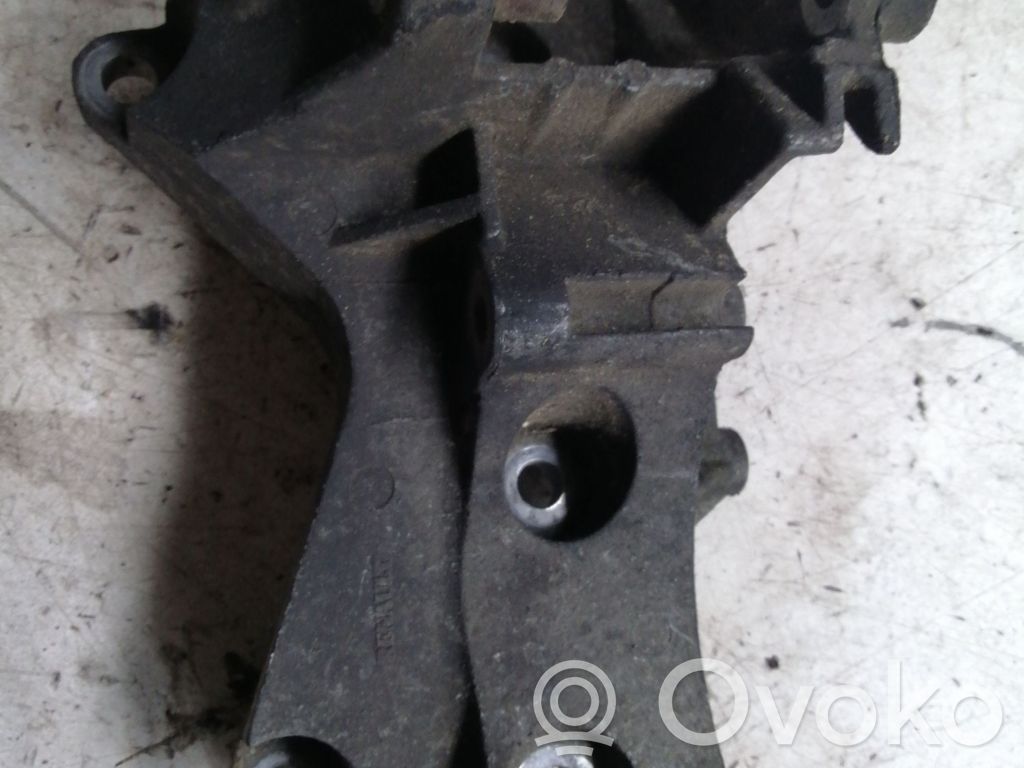 Renault Megane II Generator/alternator bracket 