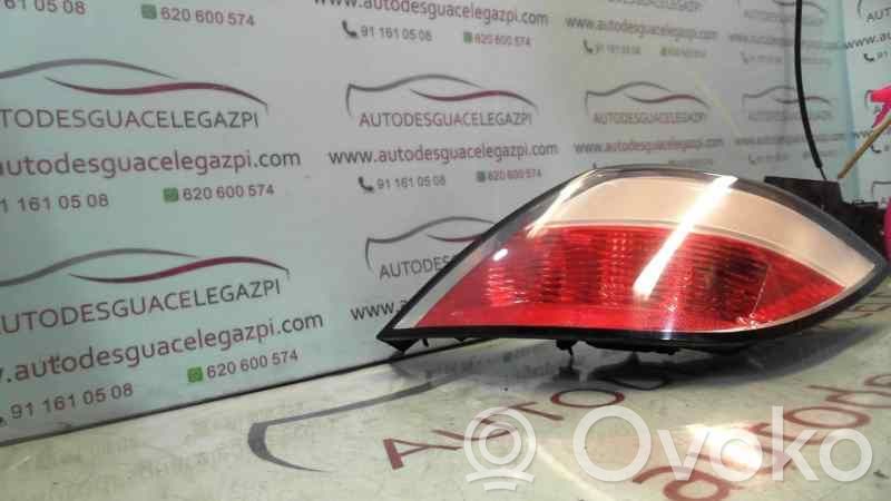 Opel Astra H Aizmugurējais lukturis virsbūvē 