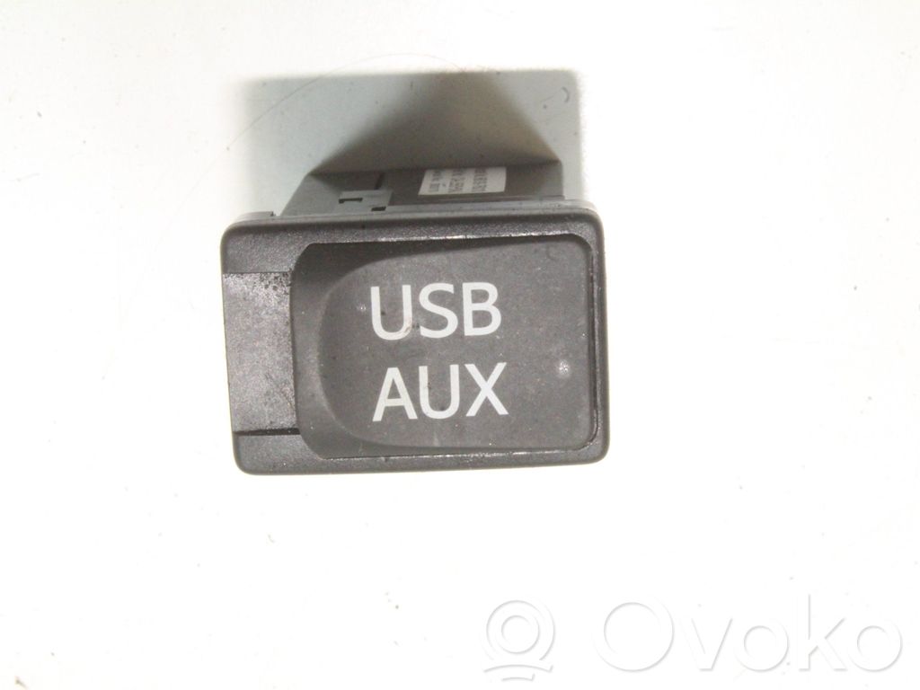 Lexus CT 200H AUX in-socket connector 
