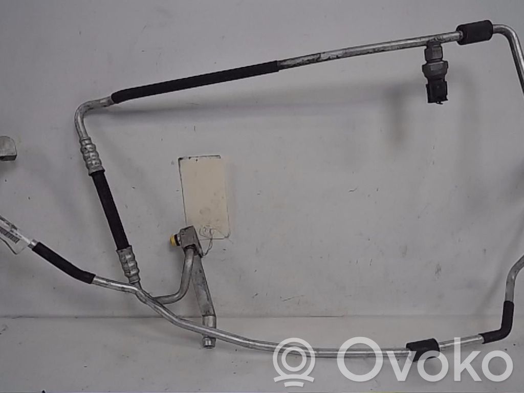 BMW 1 E81 E87 Ilmastointilaitteen putki (A/C) 