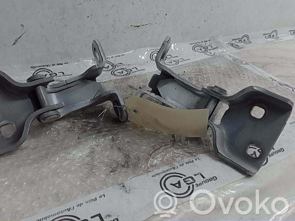 Opel Vivaro Front door upper hinge 