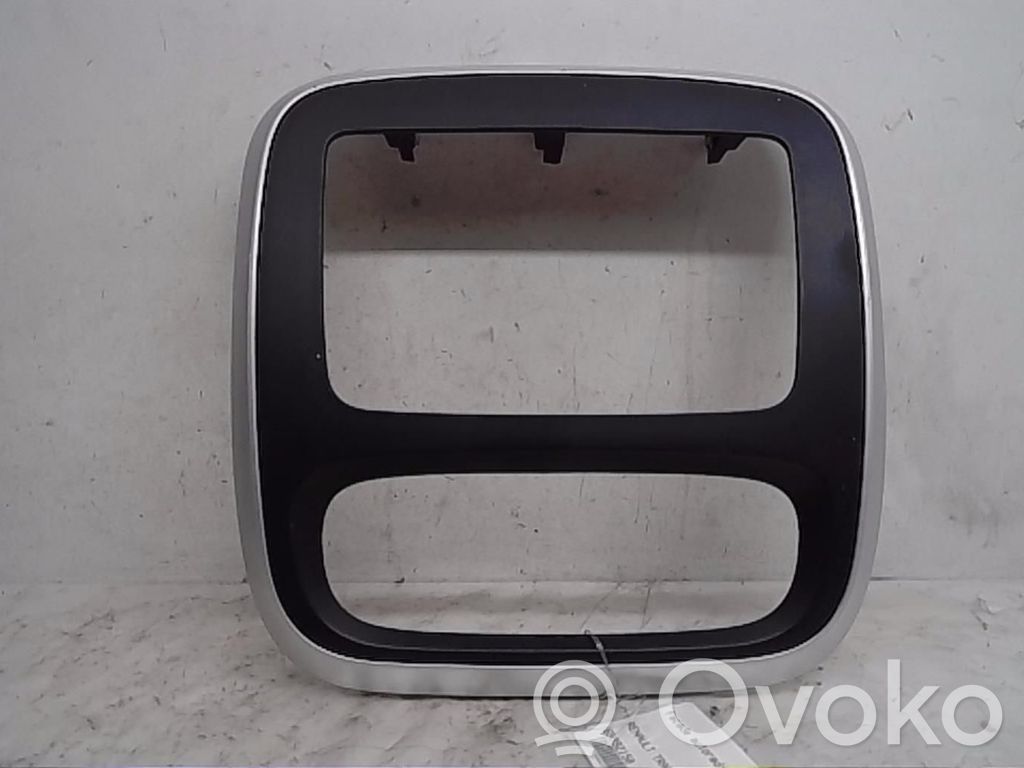 Renault Trafic III (X82) Radio/GPS head unit trim 