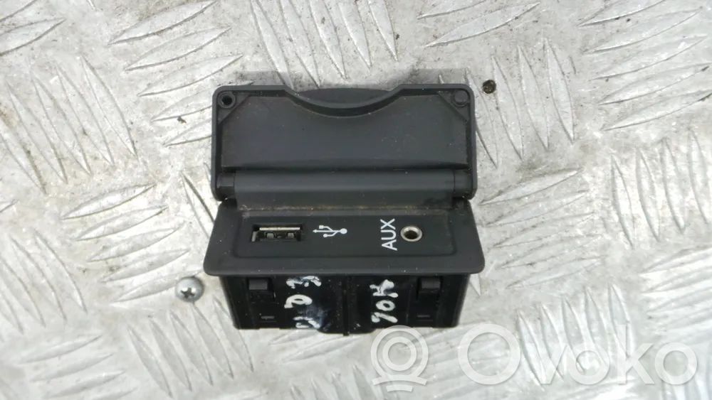 Renault Clio III Moldura de la unidad delantera de radio/GPS 