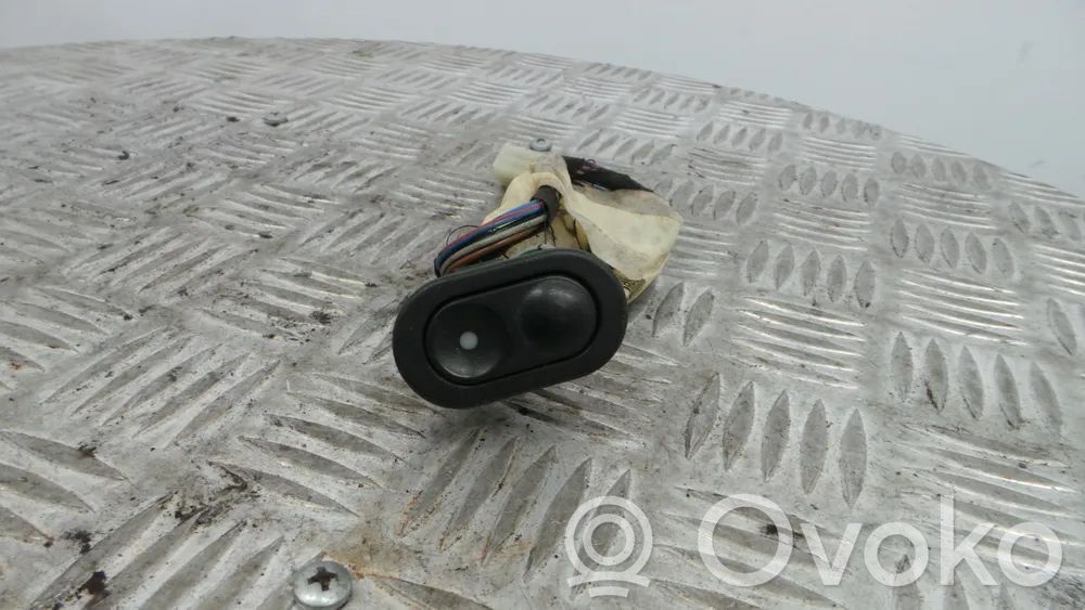 Opel Corsa B Priekšpusē loga slēdža dekoratīvā apdare 
