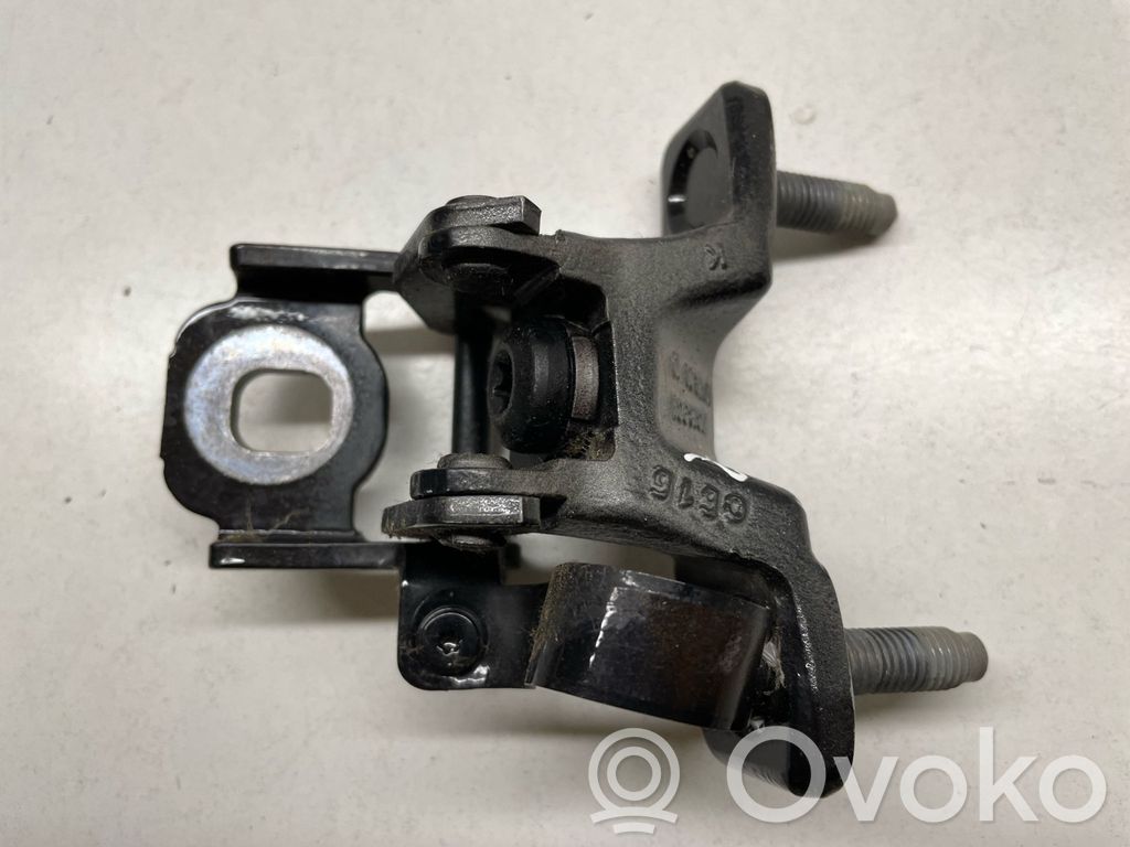 BMW 2 F46 Tailgate/trunk/boot hinge 