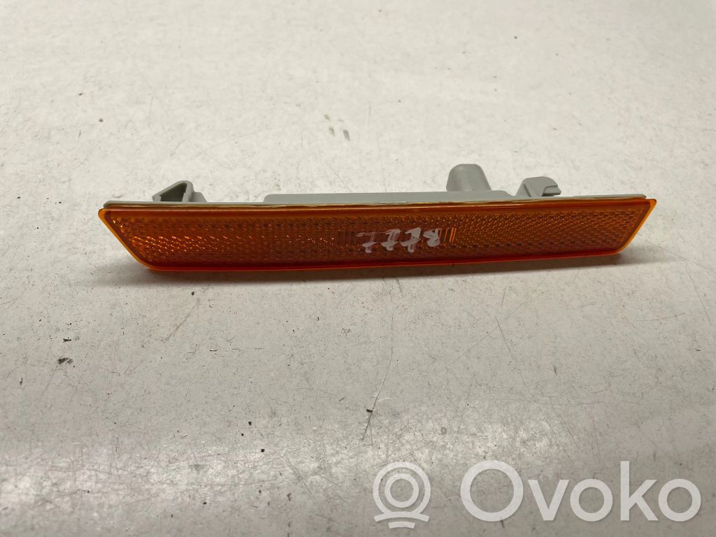 Dodge Challenger Front reflector 