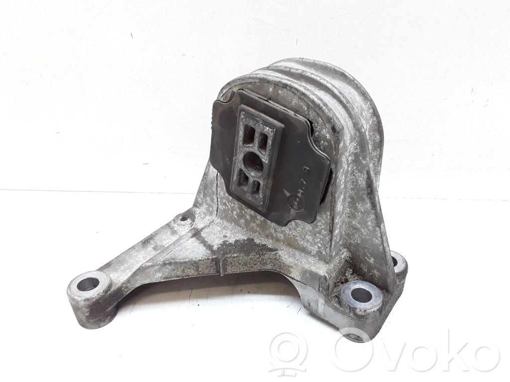 Volvo XC70 Engine mount bracket 