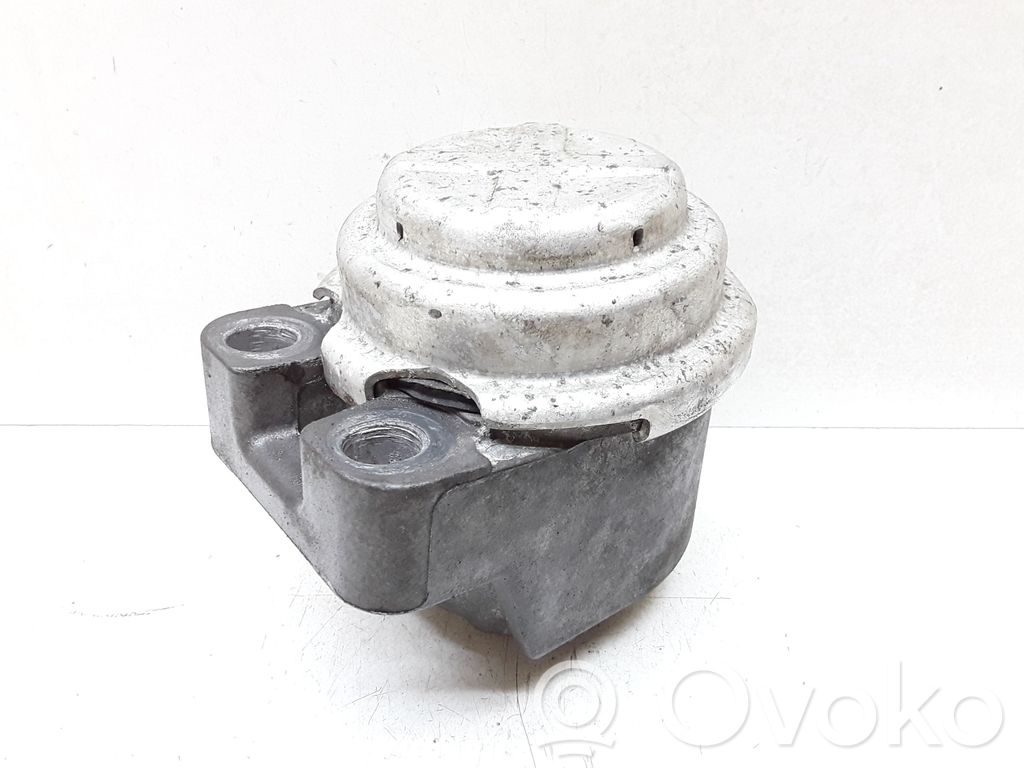 Volvo V70 Engine mount bracket 
