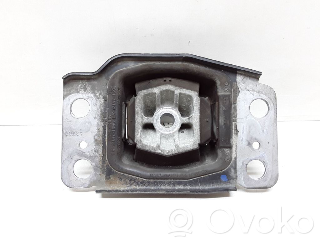 Volvo V70 Engine mount bracket 