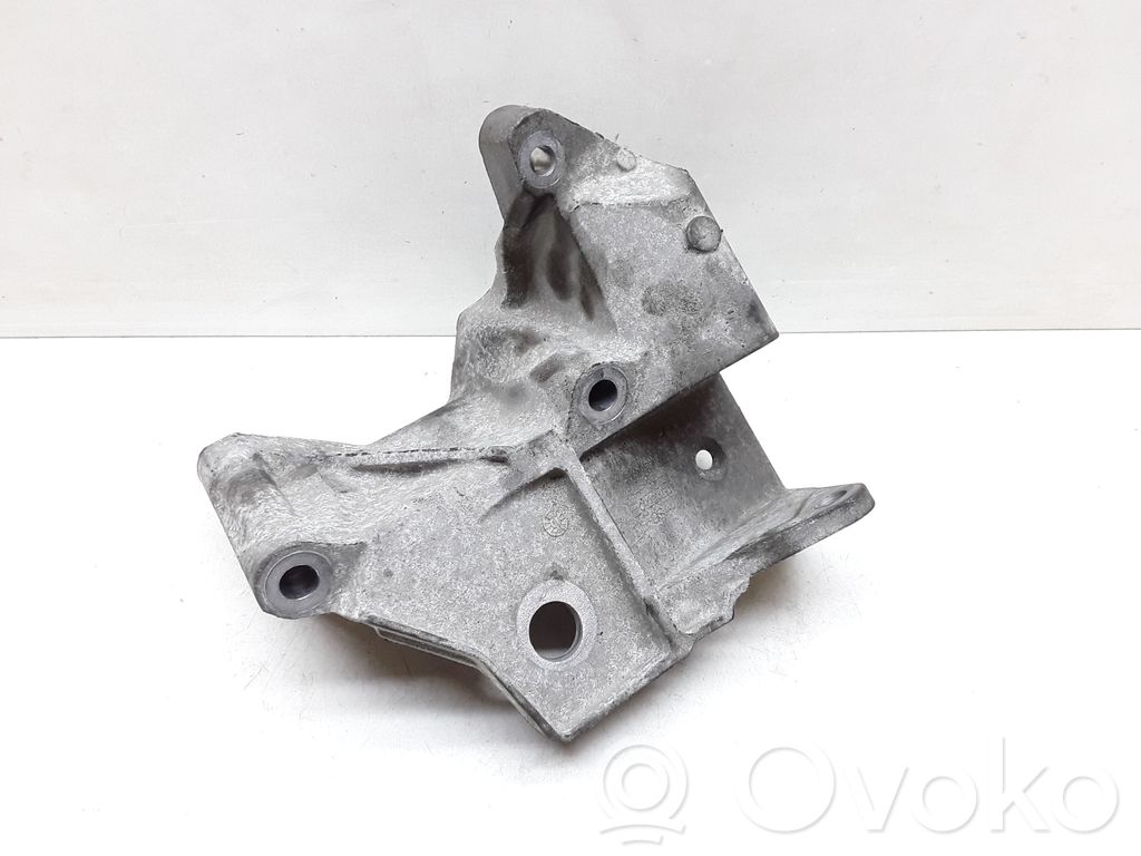 Volvo V70 Engine mounting bracket 