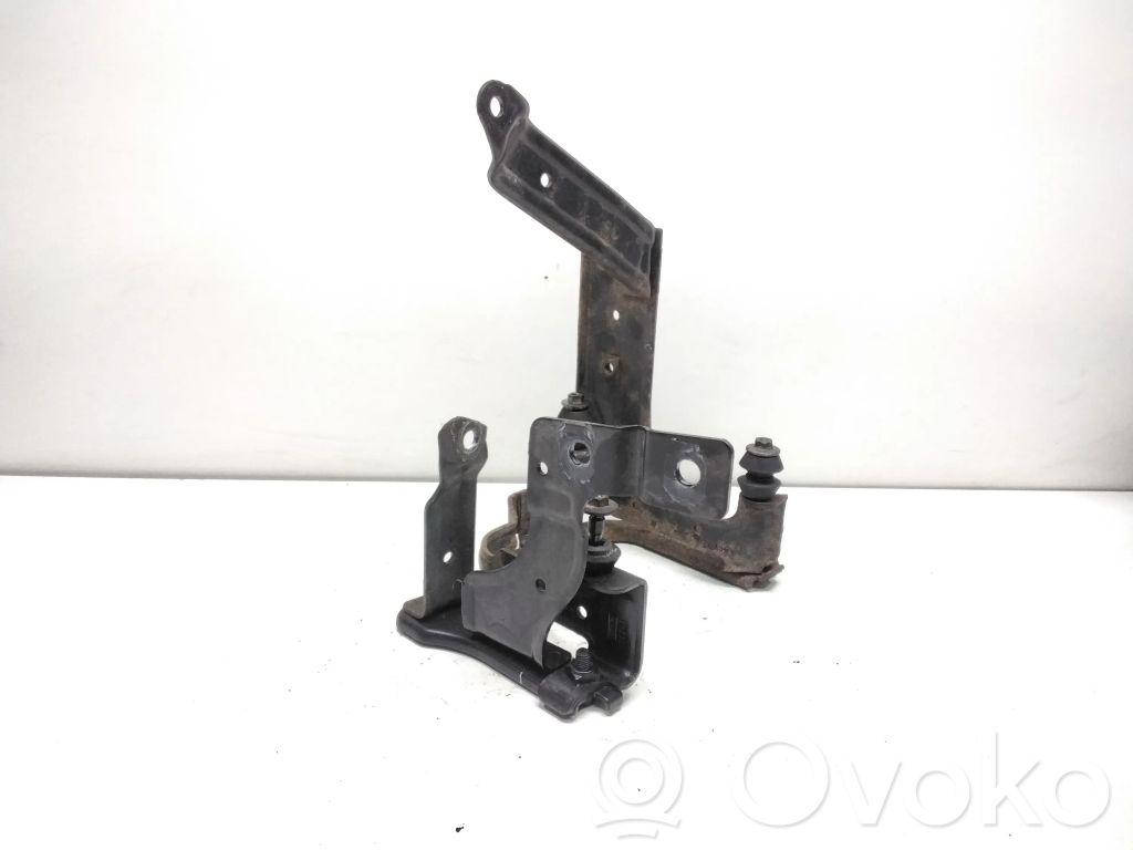 Volvo C30 Power steering pump mounting bracket 