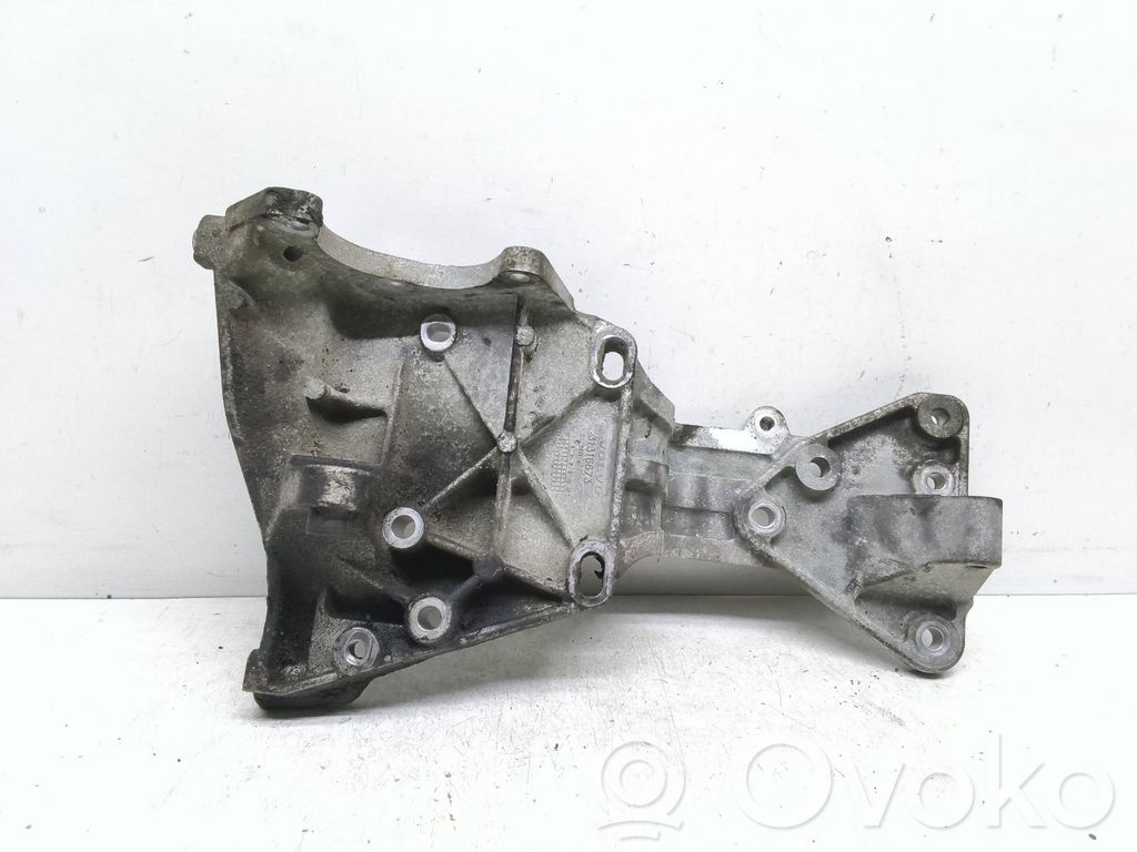 Volvo V70 Generator/alternator bracket