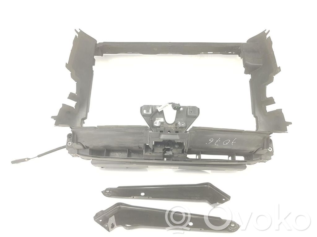 Volkswagen PASSAT B8 Panel mocowania chłodnicy / góra 
