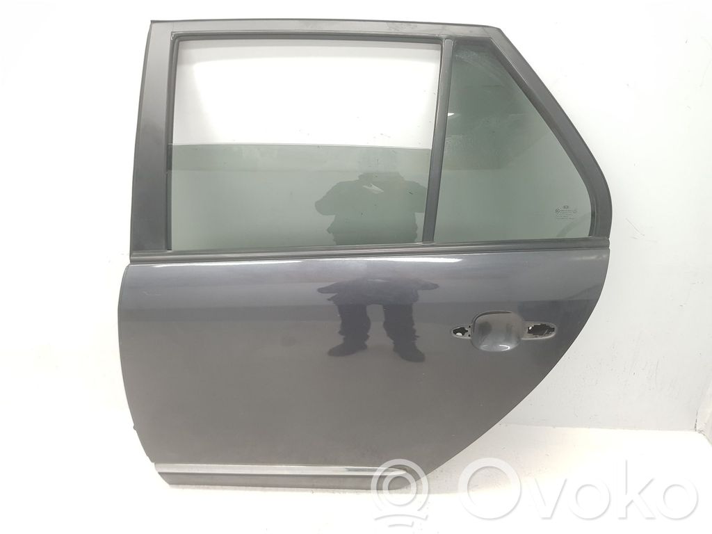 KIA Carens II Puerta trasera 