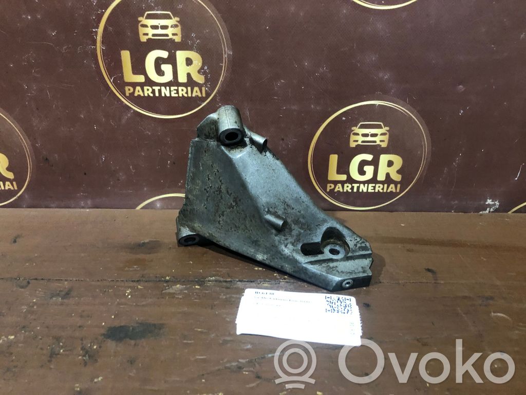 Volvo V70 Engine mounting bracket 