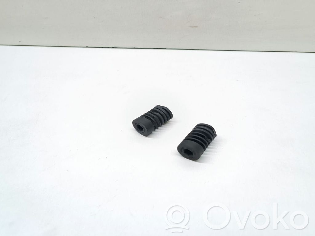 Radiator mount bracket   7590119