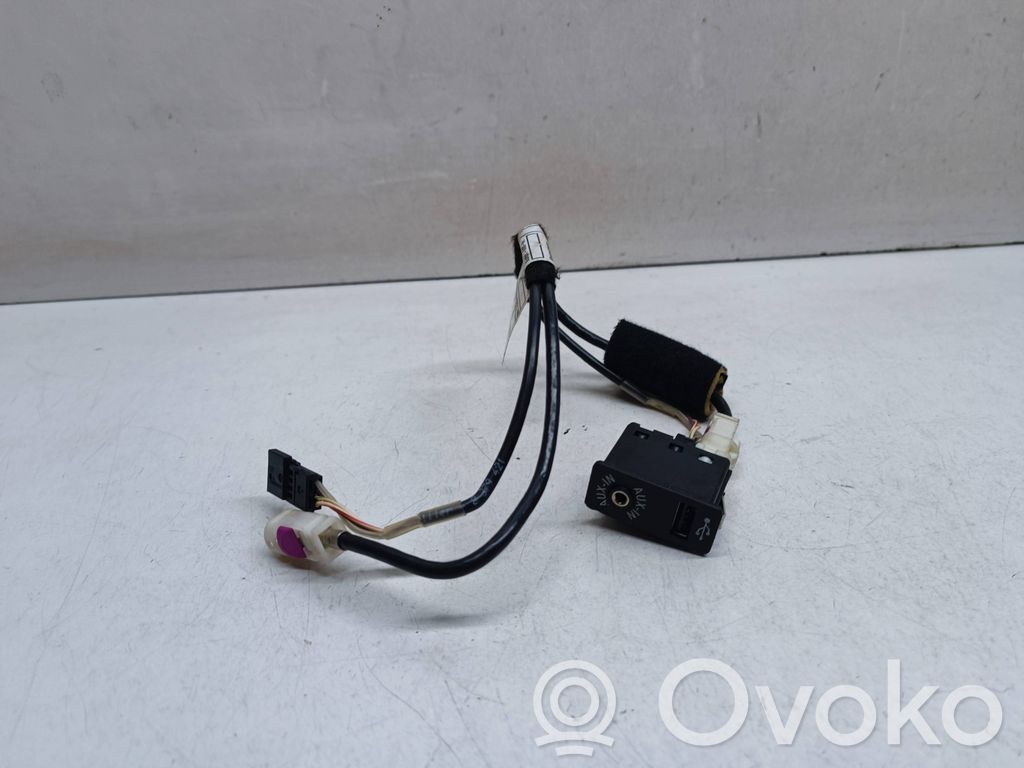 BMW 3 E90 E91 AUX in-socket connector 