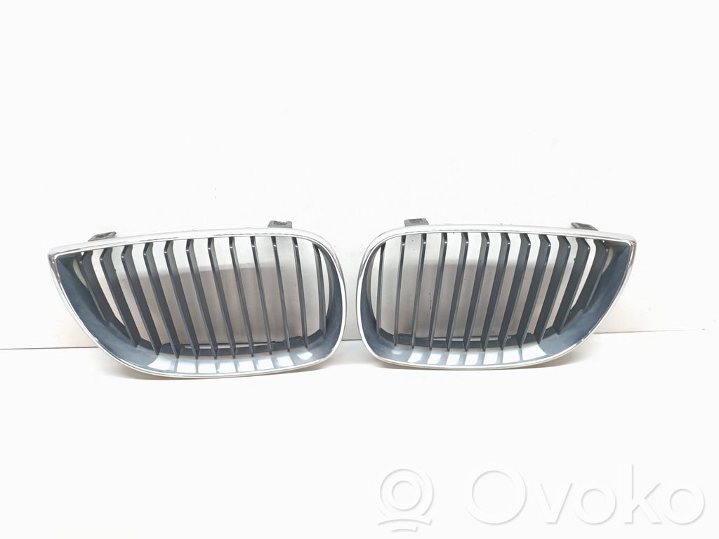 BMW 1 E81 E87 Griglia superiore del radiatore paraurti anteriore 