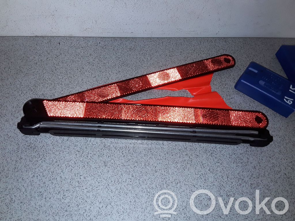 BMW 5 E60 E61 Triangle d'avertissement 