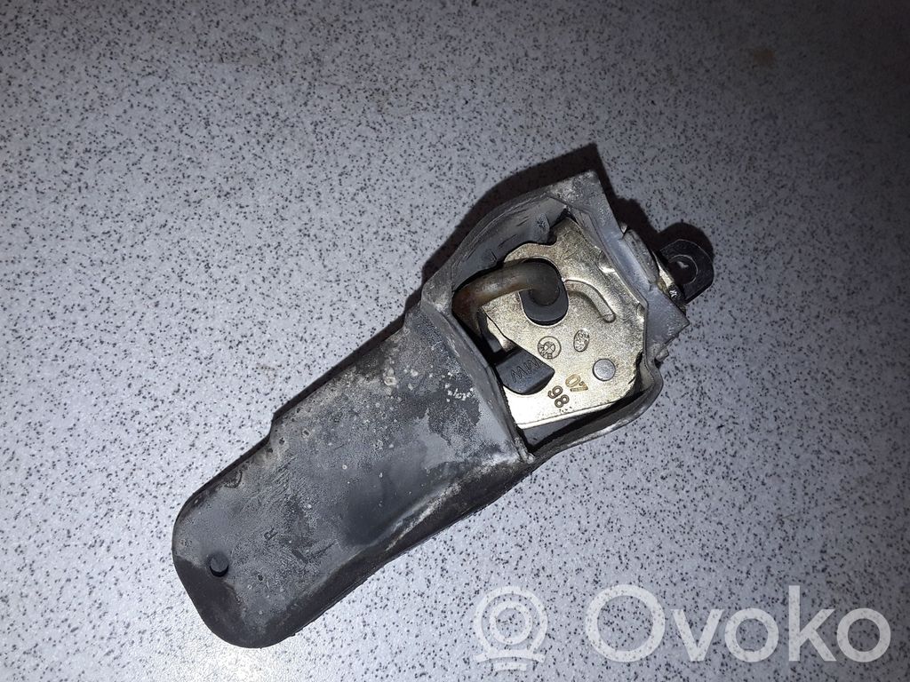 BMW 5 E39 Takaoven pidätin 