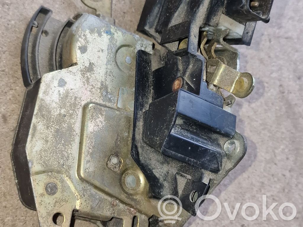 BMW 3 E36 Priekšpusē slēdzene 
