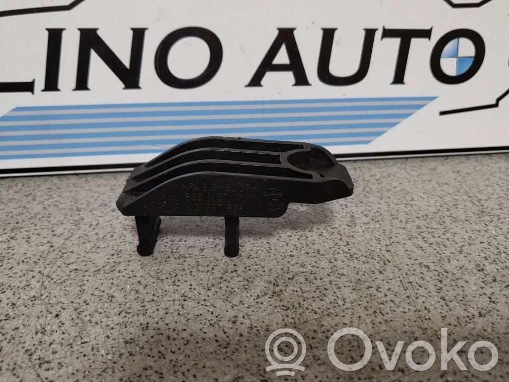 BMW 5 E39 Fixation de radiateur 