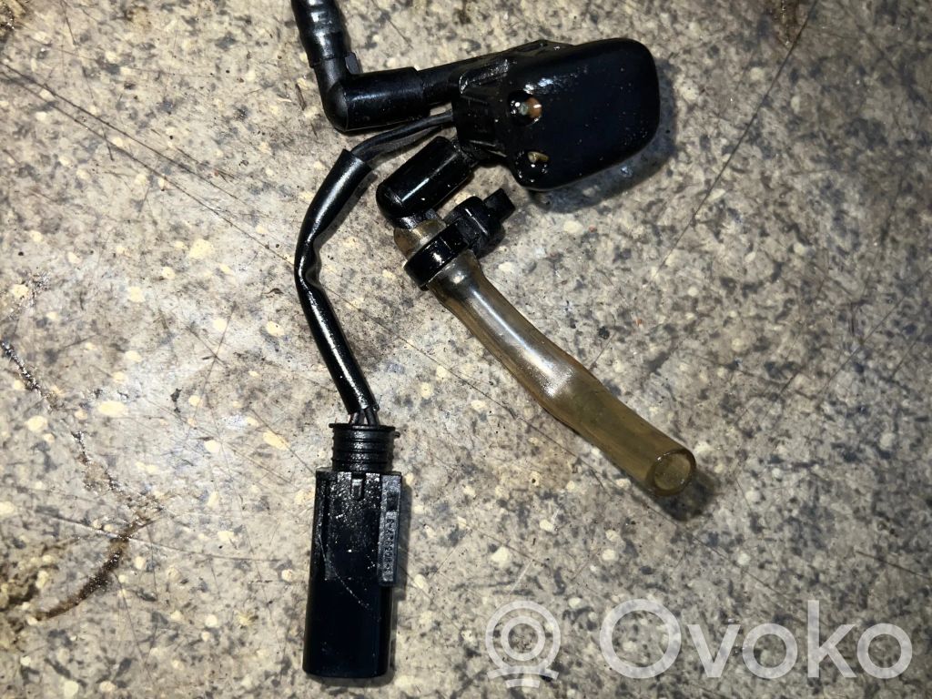 BMW 5 E39 Windshield washer spray nozzle 