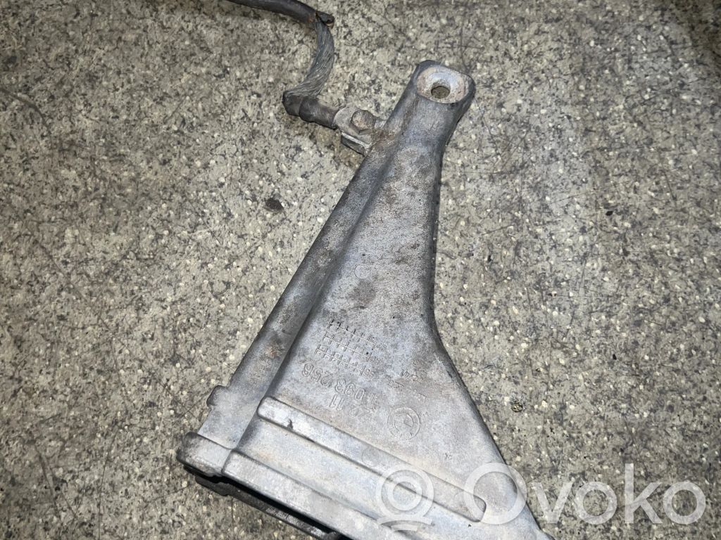 BMW 7 E38 Engine mounting bracket 