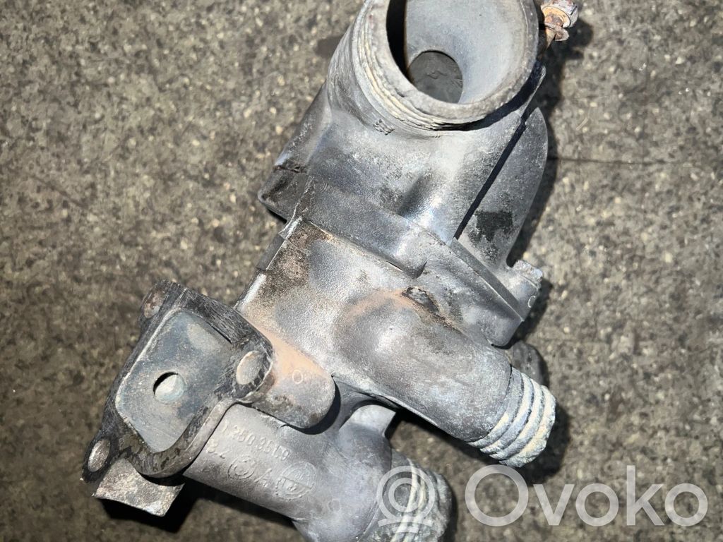 BMW 7 E32 Carcasa del termostato 
