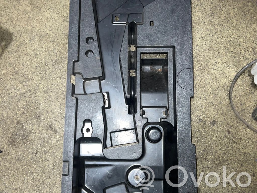 BMW 5 E34 Tool box 