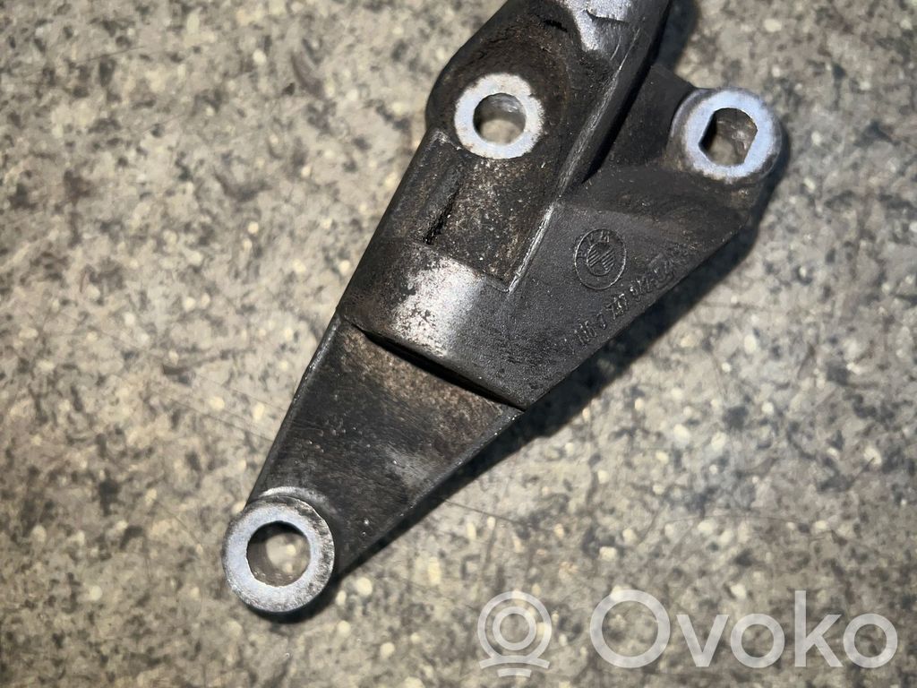 BMW 5 E39 Engine mounting bracket 