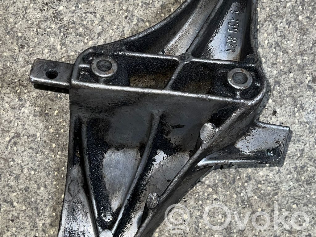 BMW 3 E36 Engine mounting bracket 