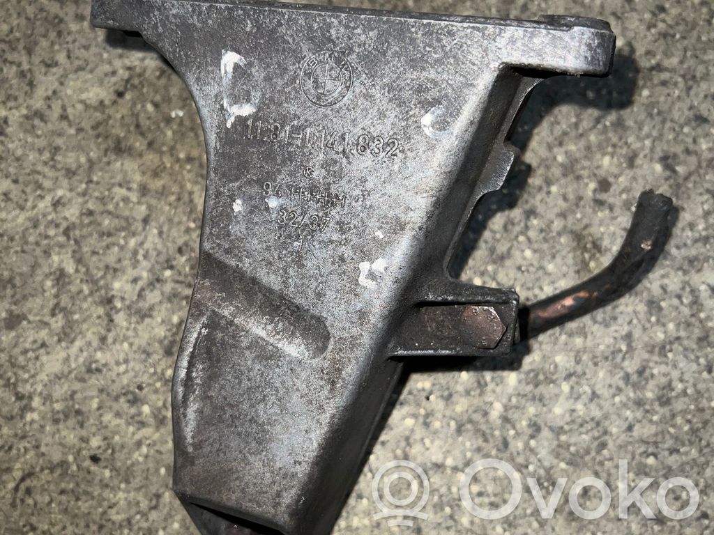 BMW 3 E36 Engine mounting bracket 