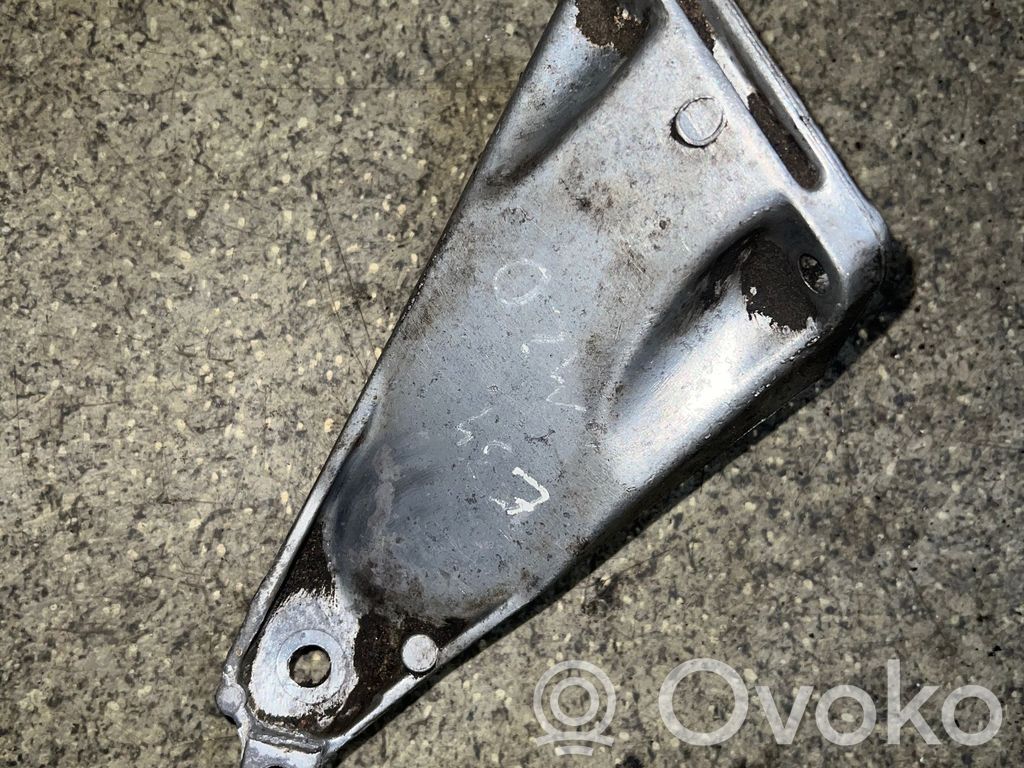 Engine mounting bracket   1133362