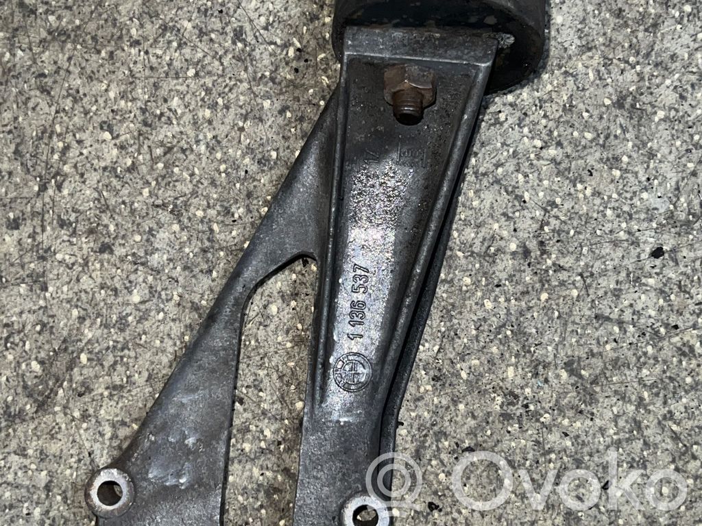 BMW 5 E34 Engine mounting bracket 