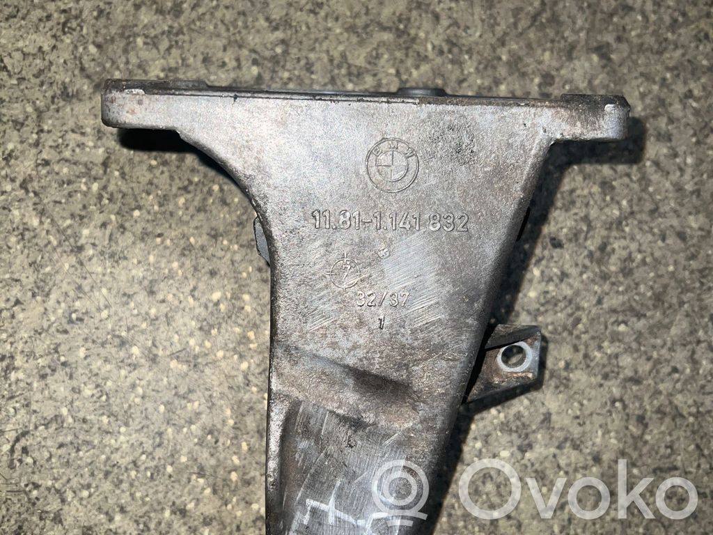 BMW 3 E36 Engine mounting bracket 