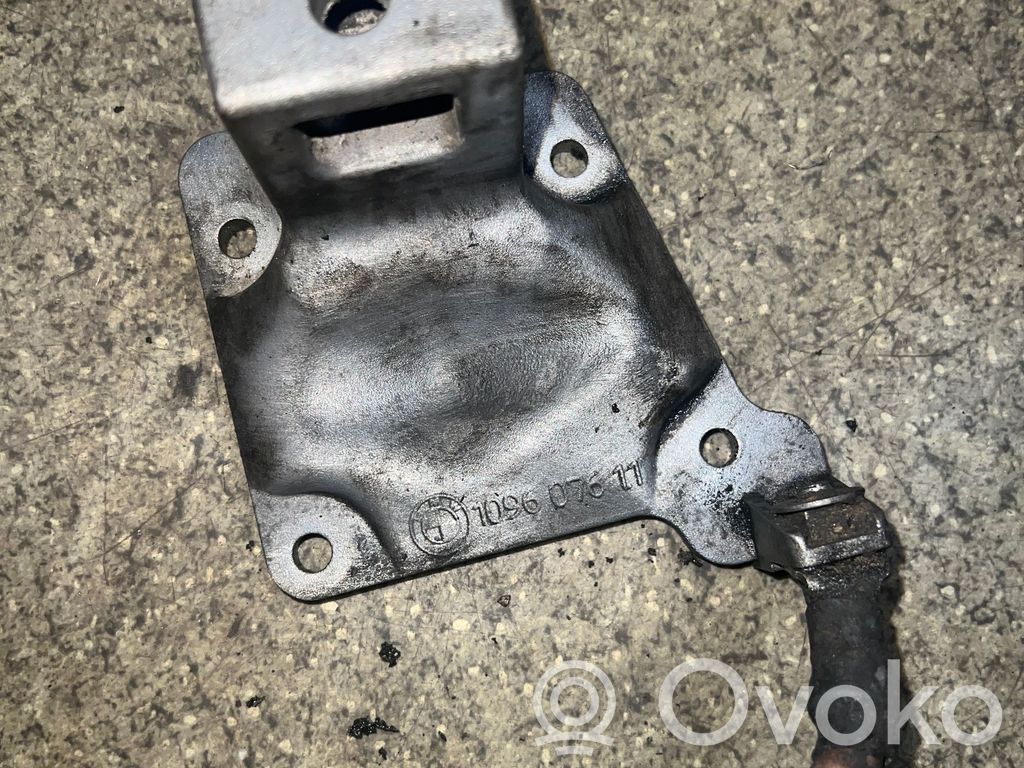 BMW 5 E39 Engine mounting bracket 