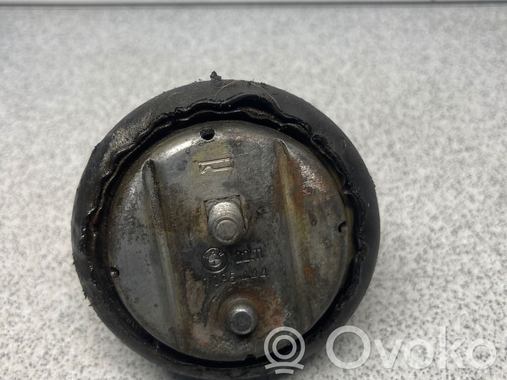 Engine mount bracket   1095444